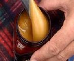 Mānuka honey is a tasty snack. Some Mānuka honeys have antibacterial properties that make them useful for wound care. 